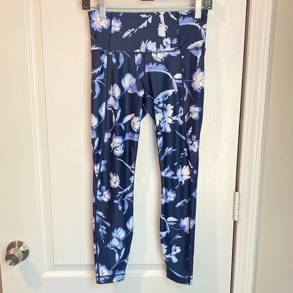 Athleta Water Flower Salutation 7/8 Leggings - Picture 4 of 10